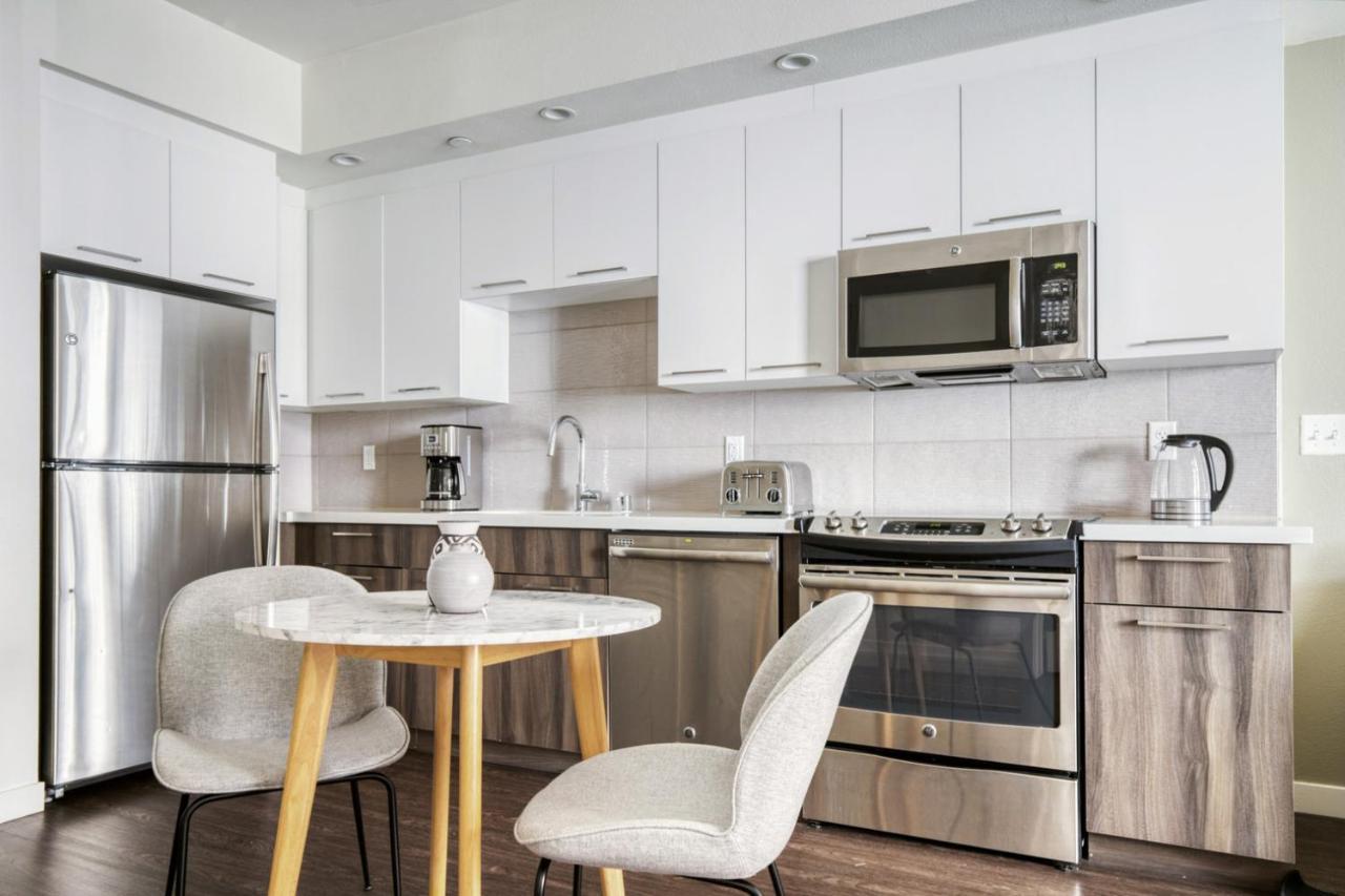 Downtown 1br W Pool Gym Lounge Nr 110 Lax-1011
